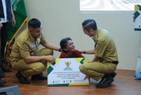 Wali Kota Palembang Ratu Dewa secara simbolis menyerahkan zakat kepada warga kurang mampu.