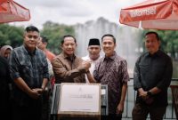 Manteri Dalam Negeri [Mendagri] Tito Karnavian, Ahad 7 April 2025, pagi, menandatangani Prasasti Kambang Iwak Palembang yang selesai direnovasi untuk kegiatan olahraga publik wong Palembang.