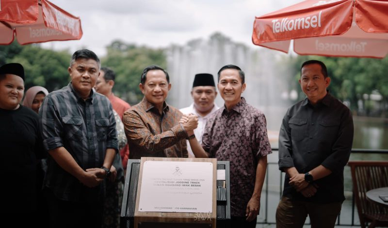 Manteri Dalam Negeri [Mendagri] Tito Karnavian, Ahad 7 April 2025, pagi, menandatangani Prasasti Kambang Iwak Palembang yang selesai direnovasi untuk kegiatan olahraga publik wong Palembang.