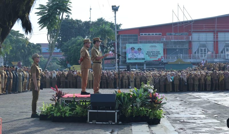 Wali Kota Palembang Ratu Dewa dan Wawako Prima Salam bersilaturahmi dengan Aparatur Sipil Negara dan pegawai Non ASN, dalam apel perdana usai cuti Lebaran 1446 Hijriah di Pelataran Benteng Kuto Besak [BKB], Selasa 8 April 2025.