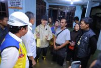 Wali Kota Palembang Ratu Dewa bersama tim BPBD, Kepala Balai Sungai, Dinas PUPR, Camat dan Lurah langsung terjun ke lapangan untuk meninjau lokasi-lokasi terdampak banjir, di antaranya pemukiman warga di Jalan SMB.