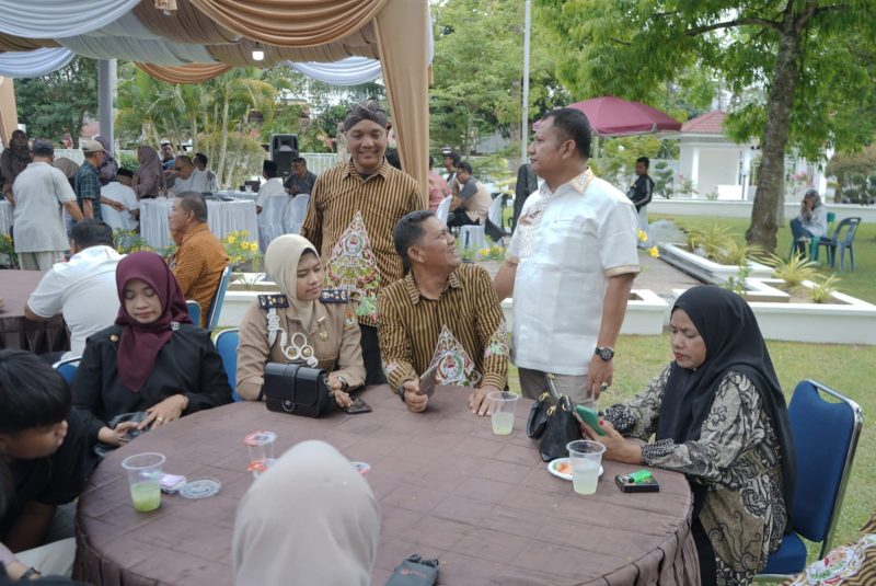 Hari Raya Idul Fitri keempat, Wakil Bupati Asaham Rianto SH MAP menggelar open house di rumah dinasnya di Jalan Turi Kelurahan Mekar Baru, Kecamatan Kota Kisaran Barat, Kamis 3 April 2025.