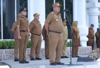 Bupati Taufik Zainal Abidin Siregar [TZAS] saat memimpin Apel Hari Pertama Masuk Kerja Usai Lebaran di Halaman Kantor Bupati Asahan, Selasa 8 April 2025.