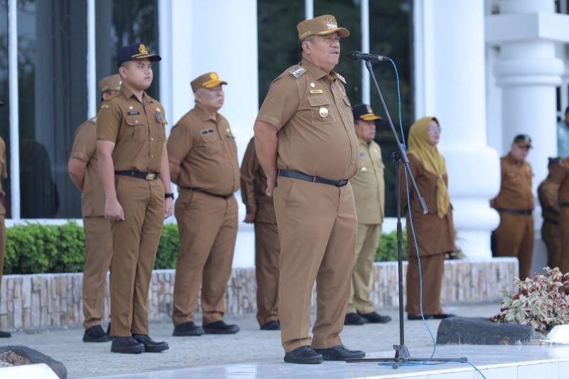 Bupati Taufik Zainal Abidin Siregar [TZAS] saat memimpin Apel Hari Pertama Masuk Kerja Usai Lebaran di Halaman Kantor Bupati Asahan, Selasa 8 April 2025.