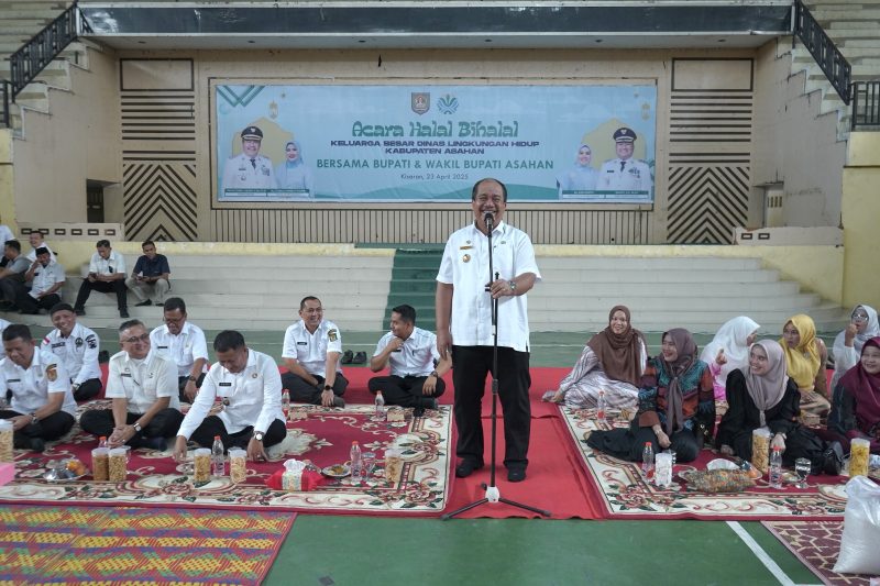 Bupati Taufik Zainal Abidin Soregar [TZAS] SSos MSi bersama Wakil Bupati Rianto SH MAP memberikan salam hormat dan apresiasi bagi ratusan petugas kebersihan Dinas Lingkungan Hidup [DLH] Kabupaten Asahan.