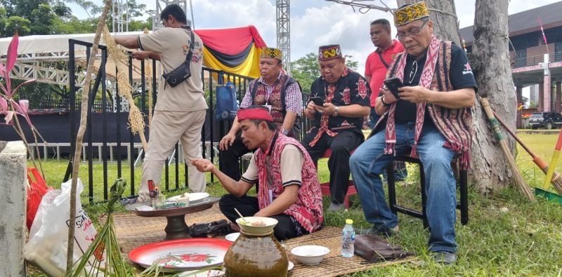 Dewan Adat Dayak [DAD] Kota Pontianak membuka rangkaian kegiatan Naik Dango Kedua dengan menggelar ritual adat Ngampar Bide di Rumah Radangk Pontianak, Kamis 24 April 2025.