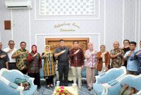 Sekda Kota Palembang Aprizal Hasyim saat menerima audiensi dari PLN UID S2JB, Jumat 25 April 2025.