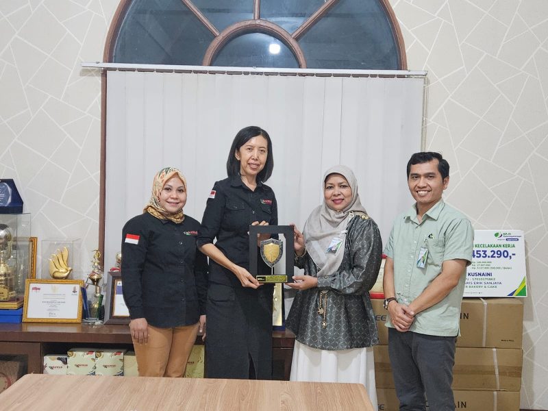 Kepala Kantor Cabang BPJS Ketenagakerjaan Binjai Syarifah Wan Fatimah, bersama Kepala Bidang Kepesertaan dan tim lainnya, melakukan kunjungan ke perusahaan Mawar Bakery & Cake.