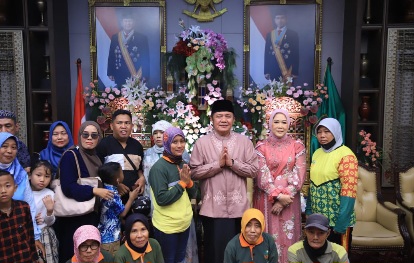 Berbagai lapisan masyarakat terus berdatangan untuk halal bihalal pada open house Gubernur Provinsi Sumatera Selatan [Sumsel] H Herman Deru di hari raya Idul Fitri 1 Syawal 1446 Hijriah. Bertempat di Griya Agung, Selasa 1 April 2025, pagi.