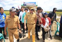 Gubernur Sumsel Herman Deru di sela-sela mengikuti Panen Raya Padi Serentak di 14 Provinsi bersama Presiden Republik Indonesia Jenderal [Purn] H. Prabowo Subianto secara virtual 14 Provinsi, 157 Kabupaten/kota, di Desa Cahya Maju, Kecamatan Lempuing Kabupaten Ogan Komering Ilir [OKI], Senin 7April 2025, pagi.