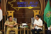 Gunernur H Herman Deru saat menerima audiensi Kepala Balai Besar Wilayah Sungai [BBWS] Sumatera VIII, Feriyanto Pawenrusi ST.MT dalam Rangka Silaturahmi di Ruang Tamu Gubernur, Selasa 8 April 2025, siang. 