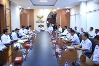 Gubernur Sumatera Selatan [Sumsel] H Herman Deru didampingi Wakil Gubernur [Wagub] H Cik Ujang menerima audiensi Bupati Ogan Komering Ilir [OKI] Muchendi Mahzareki membahas usulan Bantuan Keuangan Bersifat Khusus [BKBK] Provinsi Sumsel tahun anggaran 2025, bertempat di ruang rapat Gubernur, Rabu 9 April 2025, sore.