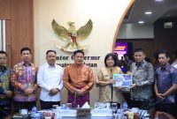 Gubernur Sumatera Selatan [Sumsel] H Herman Deru didampingi Wakil Gubernur [Wagub] H Cik Ujang menerima Bupati Ogan Komering Ulu Timur [OKUT] H Lanosin beserta jajaran dalam rangka bersilaturahmi di Ruang Rapat Gubernur, Kamis 10 April 2025, sore.