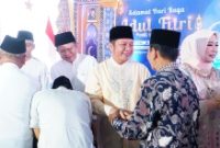 Gubernur Sumatera Selatan [Sumsel] H Herman Deru di dampingi Ketua Tim Pemberdayaan Kesejahteraan Keluarga [TP-PKK) Provinsi Hj Febrita Lustia HD sekeluarga besar melakukan silaturahmi dan halal bihalal dalam rangka hari Raya Idul Fitri 1446 Hijriah di tanah kelahirannya Desa Sidomulyo Kecamatan Belitang Kabupaten Ogan Komering Ulu Timur, Kamis 3 April 2025.