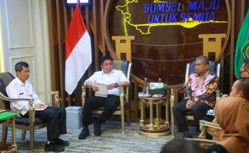Gubernur Sumatera Selatan [Sumsel] H Herman Deru menerima audiensi Rektor Universitas Sriwijaya [UNSRI], Prof Dr Taufik Marwa, beserta jajaran di Ruang Tamu Gubernur Sumsel, Rabu 21Mei 2025.
