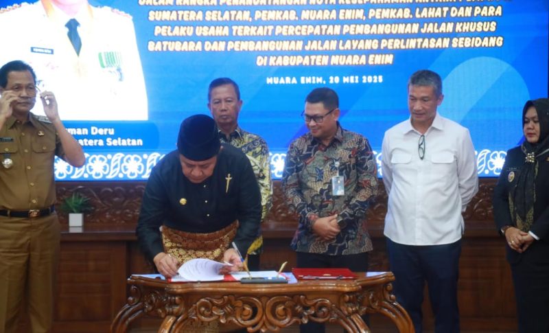 Komitmen Gubernur Sumsel Herman Deru tersebut ditandai dengan penandatanganan nota kesepahaman antara Pemerintah Provinsi Sumsel, Pemkab Muara Enim, Pemkab Lahat, Balai Besar Pelaksanaan Jalan Nasional Sumsel, PT Kereta Api Indonesia [KAI], PT Bukit Asam Tbk [PTBA], serta sejumlah pelaku usaha terkait. Kesepakatan itu menyangkut percepatan pembangunan jalan khusus batubara dan jalan layang perlintasan sebidang di Kabupaten Muara Enim, penandatanganan berlangsung di Kantor Bupati Muara Enim, Selasa 20 Mei 2025, siang.