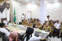 Gubernur Sumsel Herman Deru saat mengikuti Rapat Koordinasi Pengendalian Inflasi Daerah yang dirangkaikan dengan Sosialisasi Instruksi Presiden [Inpres] 9/2025 tentang Percepatan Pembentukan Koperasi Desa/Kelurahan Merah Putih secara virtual bersama Menteri Dalam Negeri (Mendagri) M. Tito Karnavian di Command Center Pemprov Sumsel, Senin 19 Mei 2025, pagi.