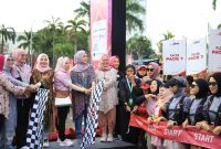 Sekretaris Daerah Provinsi Sumatera Selatan [Sekda Sumsel], Drs H Edward Candra MH secara resmi melepas peserta Kebaya Run 2025 yang digelar di halaman Kantor DPRD Sumsel, Minggu 18 Mei 2025.