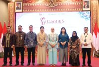 Ketua Tim Penggerak Pemberdayaan Kesejahteraan Keluarga Provinsi Sumatera Selatan [ TP-PKK Sumsel] Hj Febrita Lustia HD mengapresiasi Otoritas Jasa Keuangan [OJK] atas pelaksanaan program Sahabat Ibu Cakap Literasi Keuangan Syariah [SICANTIKS]. Kegiatan ini digelar di Ballroom OJK Sumsel Jalan Jend. Sudirman Palembang, Sabtu 17 Mei 2025.