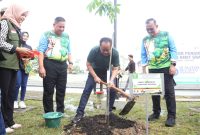 Wakil Gubernur Sumatera Selatan [Wagub Sumsel] H Cik Ujang menggencarkan gerakan penanaman pohon dalam rangka memperingati Hari Ulang Tahun [HUT] ke-79 Pemerintah Provinsi Sumatera Selatan, yang dipusatkan di Plaza Danau Jakabaring Palembang, Sabtu 17 Mei 2025.