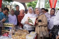 Ketua Tim Penggerak Pemberdayaan Kesejahteraan Keluarga Provinsi Sumatera Selatan [TP-PKK Sumsel] Hj Febrita Lustia Deru melakukan peninjauan pasar murah dalam rangka memperingati Hari Jadi ke-79 Provinsi Sumsel Tahun 2025, bertempat di halaman kantor Dinas Ketahanan Pangan dan Peternakan Sumsel, Rabu 14 Mei 2025.