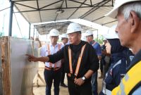 Gubernur Sumatera Selatan [Sumsel] H Herman Deru meninjau progres pembangunan Coal Unloading Terminal Keramasan di Terminal Logistik Keramasan, Kertapati Palembang, Selasa 13 Mei 2025, pagi.
