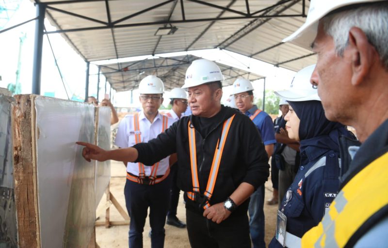 Gubernur Sumatera Selatan [Sumsel] H Herman Deru meninjau progres pembangunan Coal Unloading Terminal Keramasan di Terminal Logistik Keramasan, Kertapati Palembang, Selasa 13 Mei 2025, pagi.