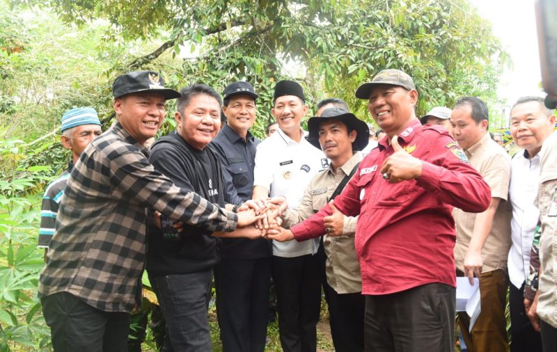 Gubernur Sumatera Selatan [Sumsel] H Herman Deru melakukan peninjauan ruas jalan menghubungkan Desa Talang Nangka Muara Enim dengan Desa Pandan di Kabupaten Pali, Selasa 13 Mei 2025, siang.
