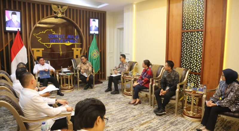 Gubernur Herman Deru saat menerima audiensi paparan Bupati Kabupaten Muara Enim Edison di Ruang Rapat Gubernur Sumsel, Senin 14 April 2025.
