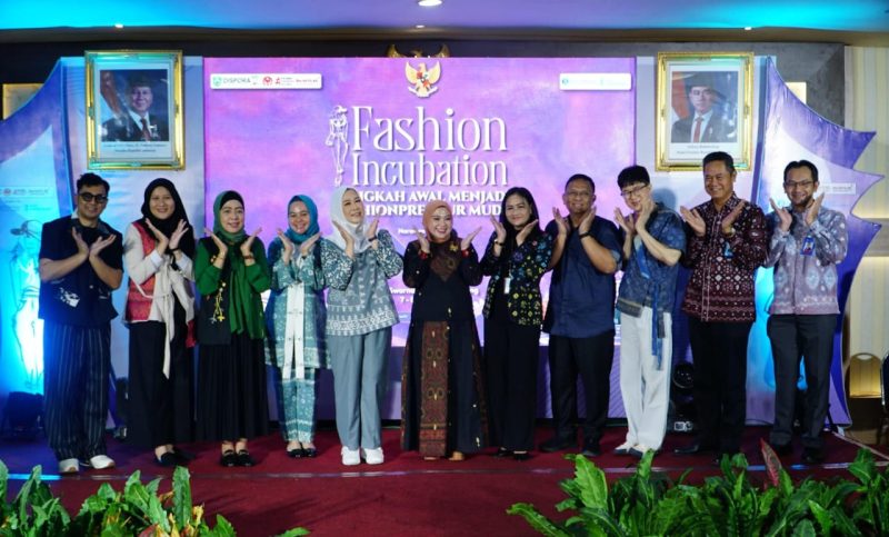 Ketua Dewan Kerajinan Nasional Daerah Provinsi Sumatera Selatan [Dekranasda Sumsel] Hj Febrita Lustia HD membuka Fashion Incubation Tahun 2025 bertempat di Ruang Mahameru Hotel Swarna Dwipa Palembang, Rabu 7 Mei 2025.
