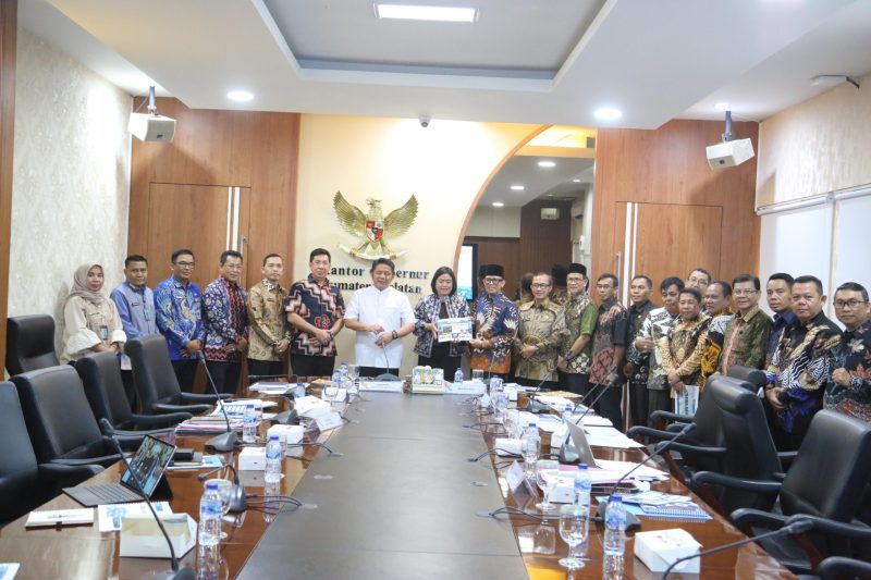 Gubernur Sumatera Selatan [Sumsel] H Herman Deru menerima Bupati Kabupaten Ogan Komering Ulu [OKU] H Teddy Meilwansyah beserta rombongan dalam rangka paparan usulan bantuan gubernur bersifat khusus [Bangubsus] Tahun Anggaran 2025 di Ruang Rapat Gubernur, Jumat 2 Mei 2025, siang.