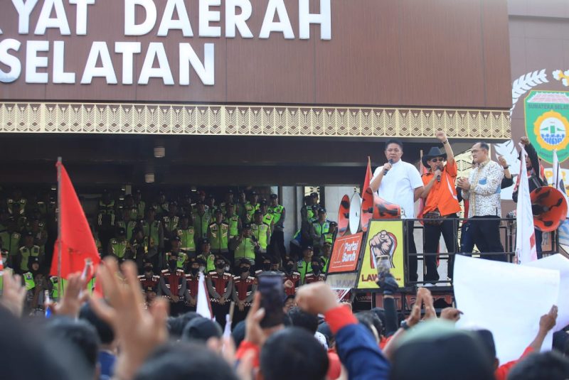 Gubernur Sumatera Selatan [Sumsel] H Herman Deru
turut membaur bersama para buruh pada peringatan Hari Buruh Internasional [May Day] 1 Mei 2025. Dimana untuk Peringatan Hari Buruh di Sumsel dipusatkan halaman DPRD Provinsi Sumsel, Kamis 1 Mei 2025.