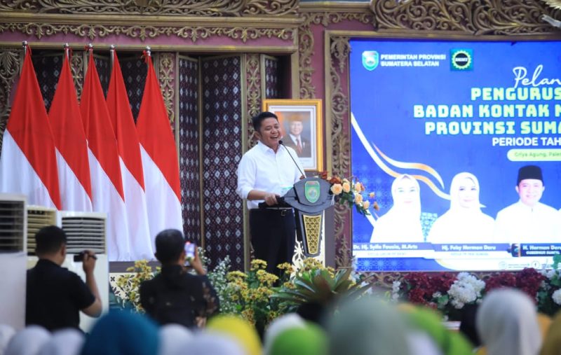 Gubernur Sumatera Selatan [Sumsel] H Herman Deru, didampingi Ketua TP PKK Sumsel Feby Deru, menghadiri pelantikan pengurus wilayah Badan Kontak Majelis Taklim [BKMT] Sumsel periode 2025–2030 di Griya Agung, Kamis 22 Mei 2025.