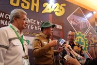 Wakil Gubernur Sumatera Selatan [Wagub Sumsel] H Cik Ujang saat saat membuka acara Indonesian Conference and Competition Occupational Safety and Health [ICC-OSH] 2025 di Ballroom Hotel Aryaduta, Palembang, Selasa 27 Mei 2025.