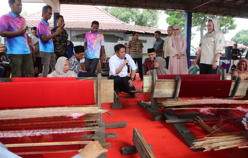Gubernur Sumatera Selatan [Sumsel] H Herman Deru, meninjau kegiatan para pengrajin tenun songket di Desa Limbang Jaya I, Kecamatan Tanjung Batu, Kabupaten Ogan Ilir, pada Sabtu 31 Mei 2025 siang.