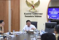 Gubernur Sumsel Herman Deru saat menerima audiensi paparan Bupati Kabupaten Muara Enim Edison di Ruang Rapat Gubernur Sumsel, Senin 14 April 2025.