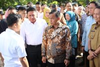 Gubernur Sumatera Selan [Sumsel] H Herman Deru mendampingi Menteri Kependudukan dan Pembangunan Keluarga/Kepala BKKBN [Mendukbangga], Dr Wihaji SAg MPd melakukan Pemberian Makanan Bergizi Gratis [MBG] untuk Ibu Hamil bertempat di Posyandu Mawar Komplek Walet Sultan Masyur Palembang, Selasa 15 April 2025.