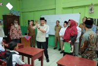 Wakil Gubernur [Wagub] Sumsel H Cik Ujang mendampingi Wakil Menteri Pendidikan Dasar dan Menengah [Wamendikdasmen] Dr Fajar Riza Ulhaq MSi dalam kunjungan ke kelas belajar di SD Muhammadiyah 4 Palembang, Selasa 15 April 2025.