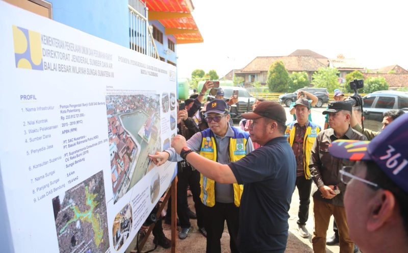 Gubernur Sumatera Selatan [Sumsel] H Herman Deru didampingi Wali Kota Palembang, H Ratu Dewa meninjau secara langsung lokasi Stasiun Pengendali Banjir Sungai Bendung Kota Palembang, yang berlokasi di Jalan Ali Gatmir nomor 146, 10 Ilir, Kecamatan Ilir Timur II, Palembang, Jumat 18 April 2025.