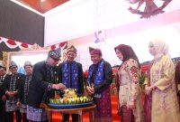 Gubernur H Herman Deru didampingi Ketua Tim Penggerak Pemberdayaan Kesejahteraan Keluarga Provinsi Sumatera Selatan [TP-PKK Sumsel] Febrita Lustia HD, menghadiri Sidang Paripurna Istimewa dalam rangka peringatan hari jadi Ke-12 Kabupaten Pali, bertempat di ruang sidang Paripurna Istimewa DPRD Kabupaten Pali, Selasa 22 April 2025, pagi.