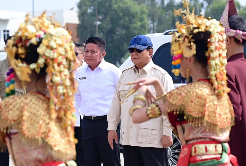 Gubernur Sumatera Selatan [Sumsel] H Herman Deru menyambut kedatangan Presiden Republik Indonesia [RI] Prabowo Subianto kunjungan kerja ke Sumsel setibanya di Bandar Udara Internasional Sultan Mahmud Badaruddin [SMB] II Palembang , Rabu 23 April 2025, pagi.