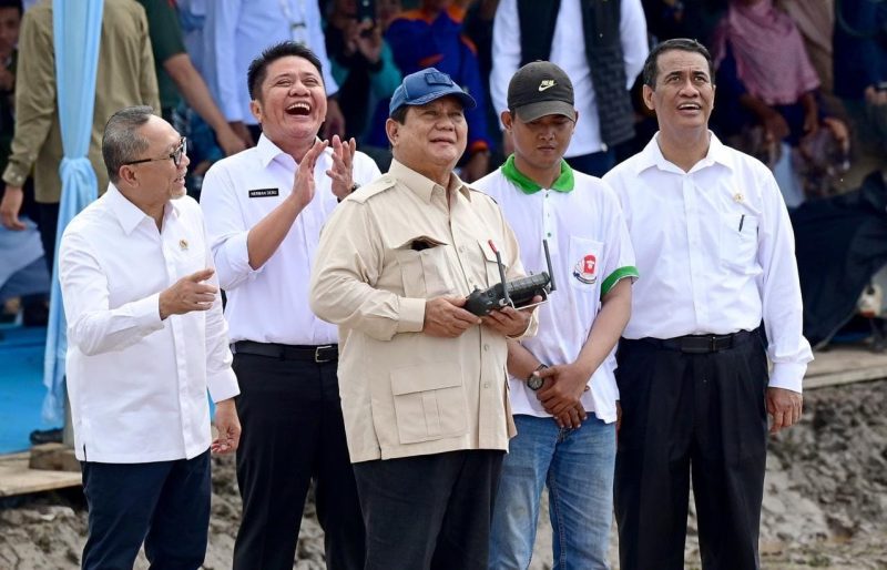 Gubernur Sumatera Selatan [Sumsel] H Herman Deru menyaksikan dari dekat Presiden Republik Indonesia [RI] Prabowo Subianto melakukan penebaran benih menggunakan Drone pada kegiatan tanam padi serentak bersama 14 provinsi secara nasional diatas lahan 105 ribu hektar di Desa Simpang Pelabuhan Dalam, Kecamatan Pemulutan, Kabupaten Ogan Ilir, Rabu 23 April 2025.