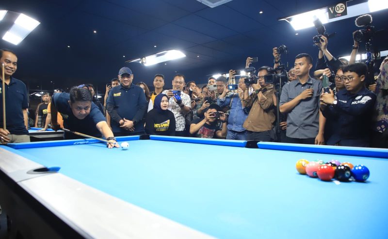 Kekompakan yang terjalin di antara Gubernur Sumsel Herman Deru, Wakil Gubernur Sumsel Cik Ujang, Kapolda Sumsel Irjen Pol Andi Rian R Djajadi dan Forkopimda Sumsel tak hanya sebatas di meja rapat saja, namun juga di meja billiard.