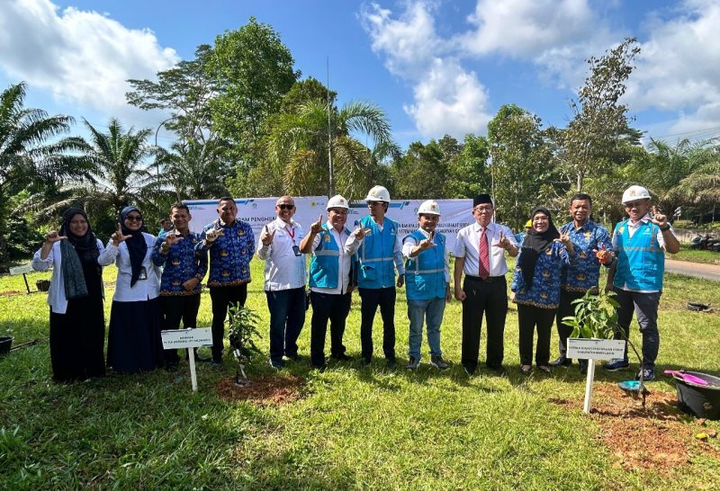 Sinergi hijau kembali terwujud di jantung bumi Sedulang Setudung, PLN Unit Pelaksana Transmisi [UPT] Palembang bersama Dinas Lingkungan Hidup [DLH] Kabupaten Banyuasin melaksanakan aksi nyata penanaman pohon di lingkungan perkantoran pemerintah kabupaten [Pemkab], sebagai bentuk kepedulian terhadap kelestarian lingkungan, Senin 2 Juni 2025.