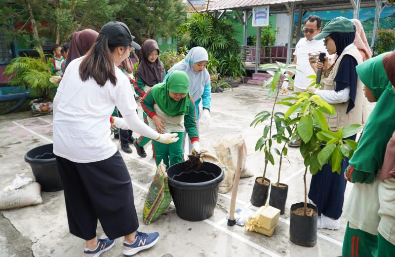 PT Bukit Asam Tbk [PTBA] menyelenggarakan program Green School dan Kampanye Pengelolaan Sampah di 10 sekolah dasar di Kecamatan Lawang Kidul, Kabupaten Muara Enim, Sumatera Selatan, pada 18–19 Juni 2025.