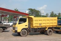 Tampak, antrean mobil truk di SPBU 24.301.03 Demang Lebar Daun, Palembang. [Foto Anto Narasoma/WI]