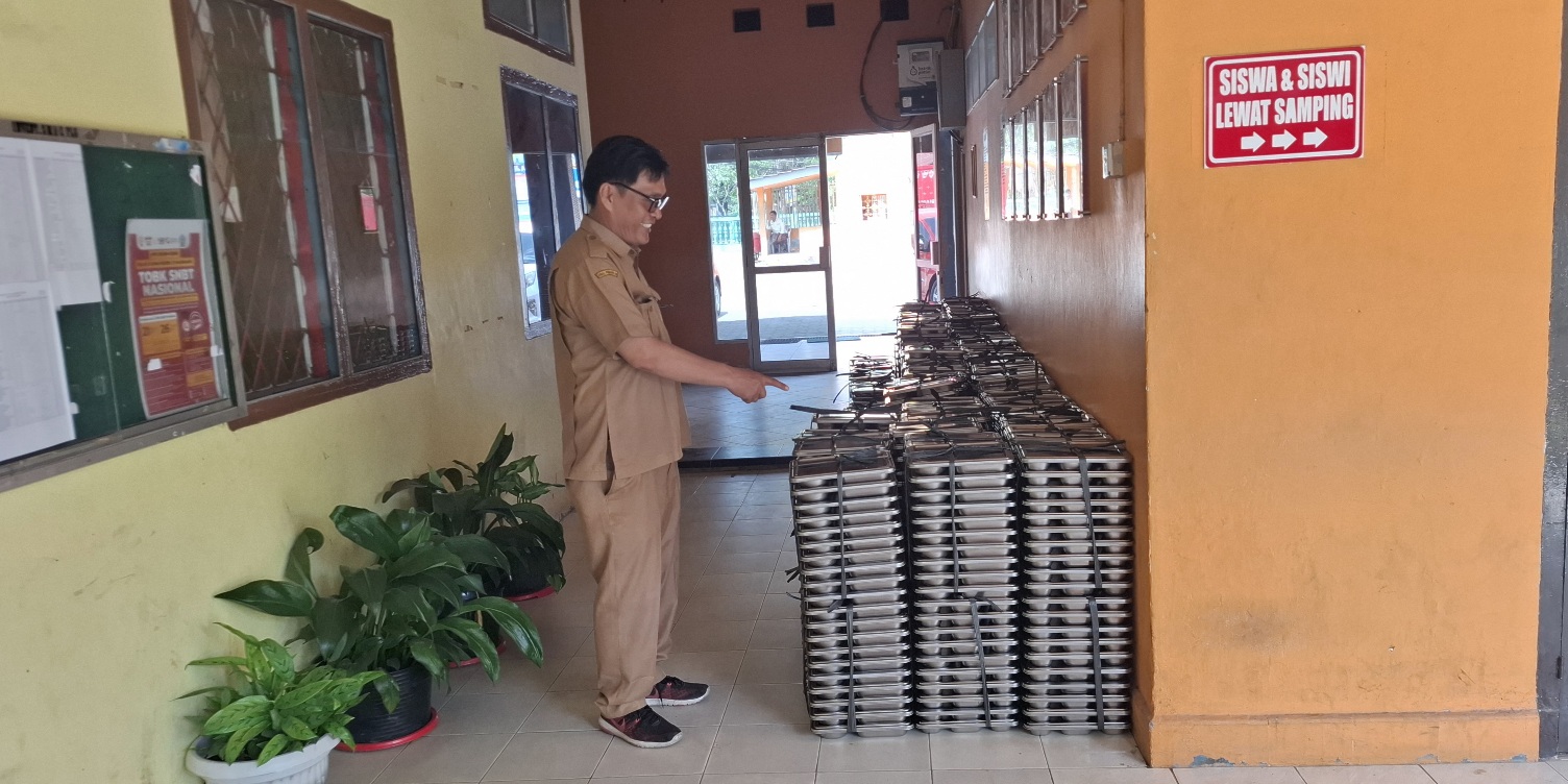 Waka Kehumasan SMAN 2 Palembang mnunjukkan sajian MBG yang siap dibagikan bagi para peserta didik, Senin 28 Juli 2025.