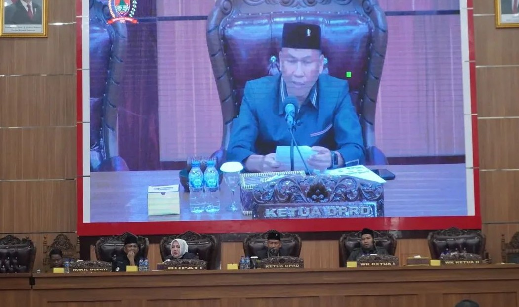 Bupati Musi Rawas, Hj Ratna Machmud menyampaikan jawaban atas pandangan umum Fraksi Fraksi Dewan atas penyampaian nota keuangan dan raperda APBD Perubahan Kabupaten Musi Rawas Tahun Anggaran 2025.