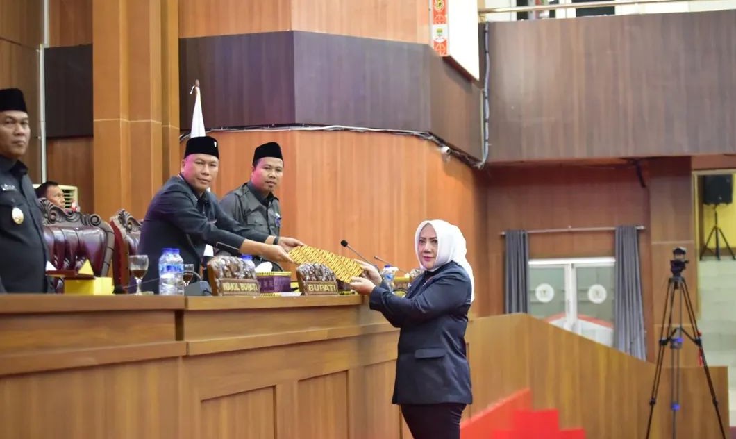 Bupati Musi Rawas, Hj Ratna Machmud menyampaikan jawaban atas pandangan umum Fraksi Fraksi Dewan atas penyampaian nota keuangan dan raperda APBD Perubahan Kabupaten Musi Rawas Tahun Anggaran 2025.