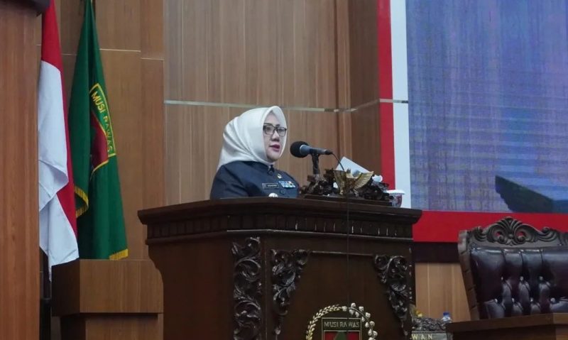 Bupati Musi Rawas, Hj Ratna Machmud menyampaikan jawaban atas pandangan umum Fraksi Fraksi Dewan atas penyampaian nota keuangan dan raperda APBD Perubahan Kabupaten Musi Rawas Tahun Anggaran 2025.